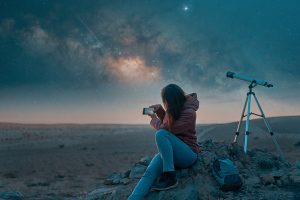 ragazza pratica astroturismo osservando le stelle