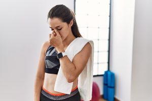 Ragazza che soffre di ansia da palestra o gymtimidation