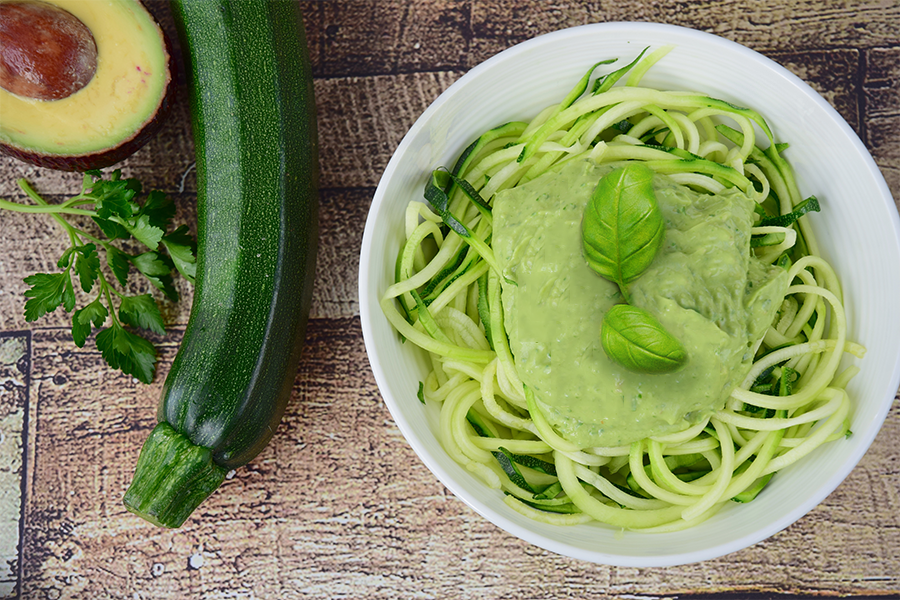 Spaghetti di zucchine con pesto di avocado