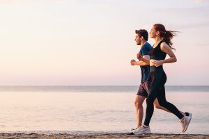 Coppia fa running al mare, uno degli sport da spiaggia più amati